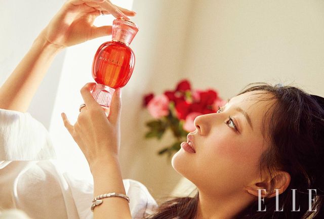 우아하고 화사한 장밋빛 플로럴 향으로 사랑이라는 순수한 감정을 표현하는 향수. 젊음이 느껴지는 한여름의 잘 익은 라즈베리 어코드와 어우러져 붉게 만개한 장미의 풍성한 향이 한층 농밀하면서도 모던하게 전달되는 불가리 알레그라 피오리 다모레 오 드 퍼퓸, 50ml 24만4천원, Bvlgari. 셔츠는 Jun by Jun K. 리본 핀은 Nana Jacqueline. 링과 브레이슬릿은 모두 Bvlgari.