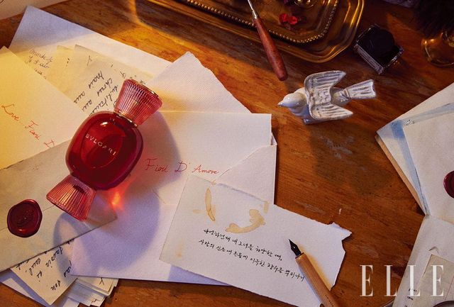 화려한 레드 로즈 부케와 신선하고 달콤한 라즈베리 어코드가 어우러져 두근거리는 사랑의 감정을 전하는 플로럴 노트의 향. 불가리 알레그라 피오리 다모레 오 드 퍼퓸, 50ml 24만4천원, Bvlgari.