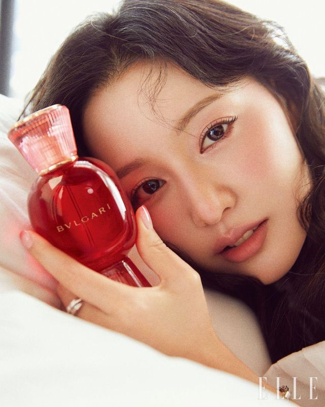 아침에 눈을 떴을 때 가장 먼저 보이는 사람이 당신이길. 장미 부케와 라즈베리가 어우러진 불가리 알레그라 피오리 다모레 오 드 퍼퓸의 향과 함께 김지원의 화사한 아우라가 주변을 환히 밝히는 듯하다. 불가리 알레그라 피오리 다모레 오 드 퍼퓸, 50ml 24만4천원, Bvlgari. 링과 브레이슬릿은 모두 Bvlgari.