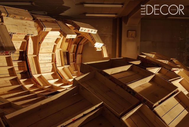 2007년 일본 삿포로에 설치된 파도 모양의 설치미술 작품 ‘The Catch’. 생선 상자 300개를 사용해 과도한 어획과 무분별한 해양생물 소비 문제를 강조했다.