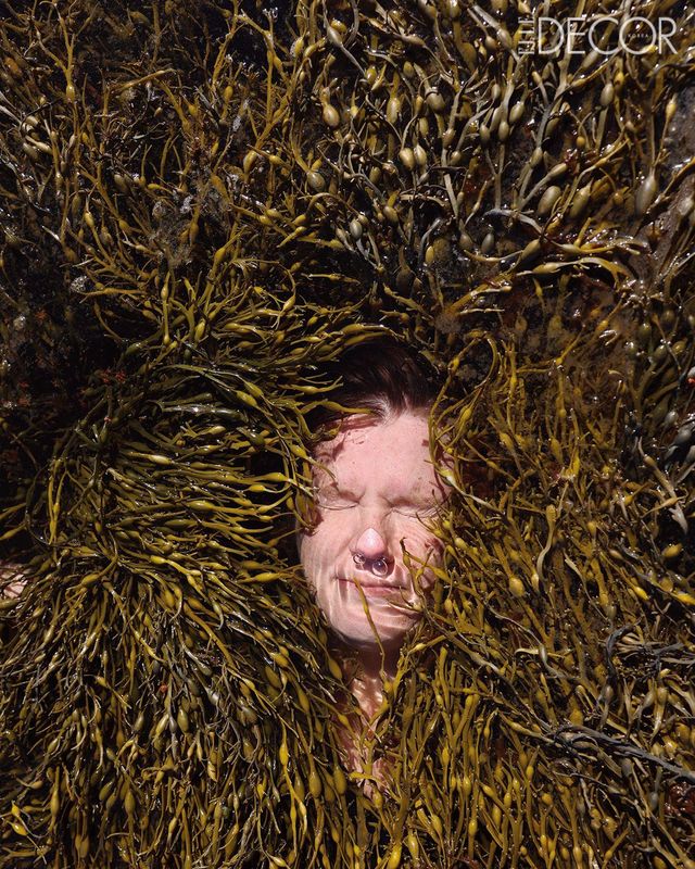 해초에 감싸인 율리아 로만에게서 위트가 느껴진다. 