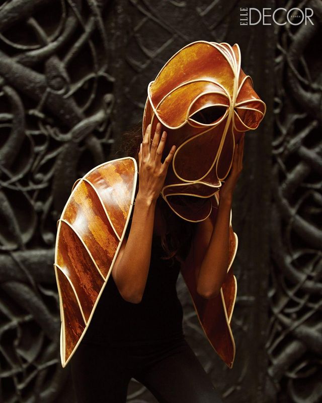 겉보기엔 가죽같지만 다양한 해조류를 말려 제작한 마스크와 날개 그리고 깃 ‘Kelp Collar Lit’. 독특한 형태로 호기심을 자극한다. 