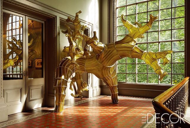 V&A 박물관 해조류학과에 설치된 조각 ‘Oki Naganode’.