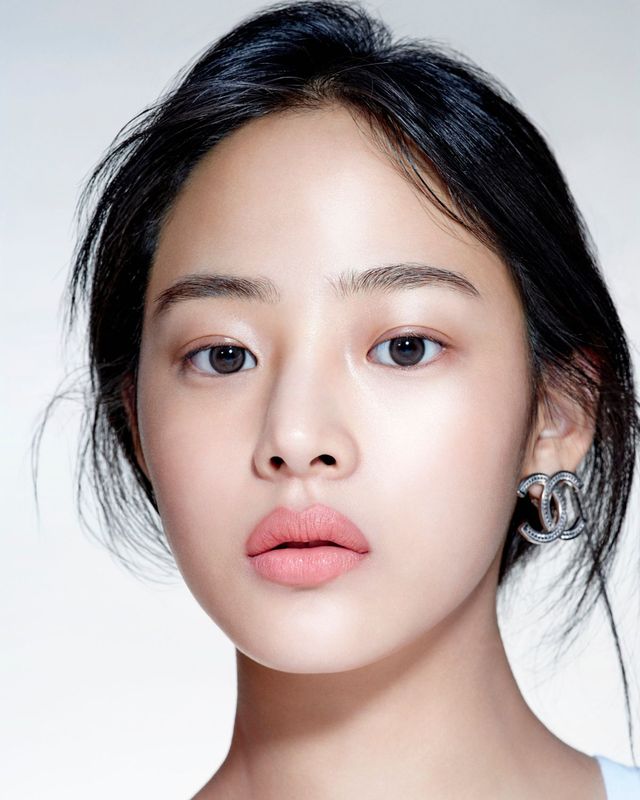 건강하고 투명하게 빛나는 민지의 피부가 눈길을 끄는 샤넬 ‘에끌라 프리미에’ 캠페인 비주얼. 