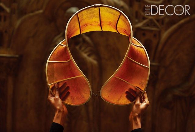 겉보기엔 가죽같지만 다양한 해조류를 말려 제작한 마스크와 날개 그리고 깃 ‘Kelp Collar Lit’. 독특한 형태로 호기심을 자극한다. 