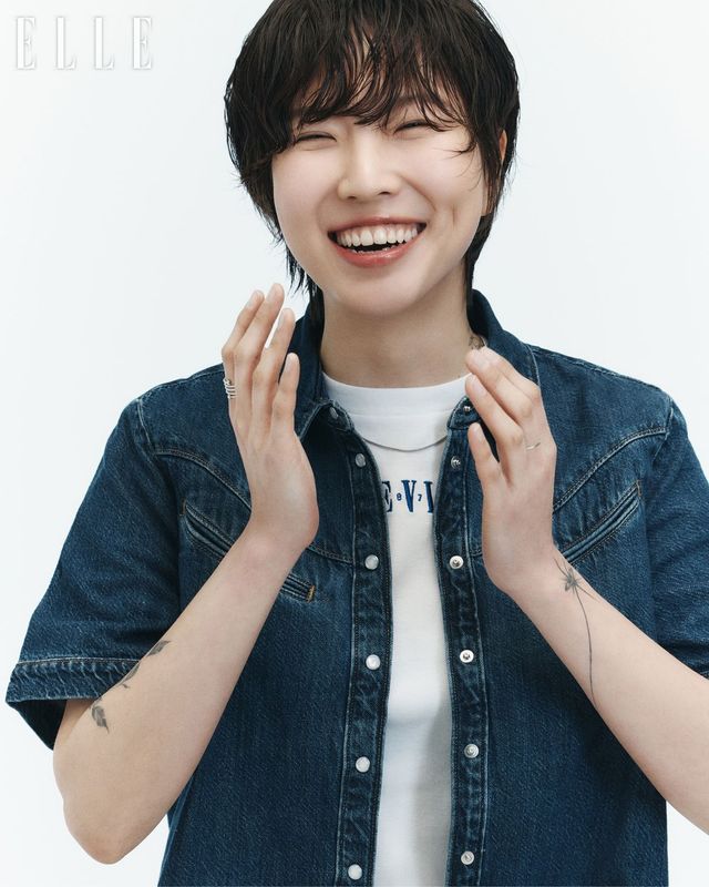 릴렉스한 핏과 웨스턴 스타일의 스티치가 더해진 리노아 캠프 셔츠와 레터링이 돋보이는 그래픽 에센셜 스포티 티셔츠는 모두 Levi's.