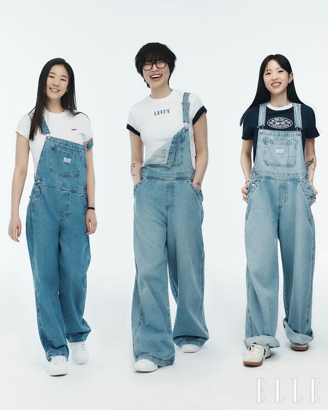 김사월이 입은 빈티지한 워싱이 돋보이는 빈티지 데님 오버롤과 아이코닉한 리바이스 배트윙 로고가 새겨진 퍼펙트 티셔츠는 모두 Levi's. 김겨울이 입은 오버사이즈 배기 컷과 넓은 스트레이트 레그 핏으로 디자인 된 XL 오버롤과 레터링이 돋보이는 그래픽 에센셜 스포티 티셔츠는 모두 Levi's. 천선란이 입은 오버사이즈 배기 컷과 넓은 스트레이트 레그 핏으로 디자인 된 XL 오버롤과 크롭한 길이감과 컬러 배색이 포인트인 그래픽 에센셜 스포티 티셔츠는 모두 Levi's.