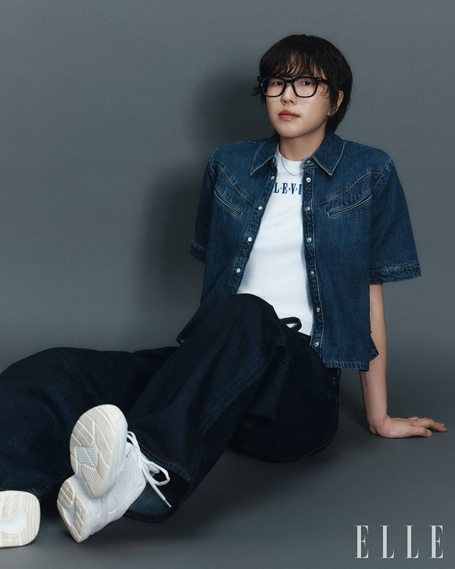 릴렉스한 핏과 웨스턴 스타일의 스티치가 더해진 리노아 캠프 셔츠와 레터링이 돋보이는 그래픽 에센셜 스포티 티셔츠, 배기컷에 더욱 넓은 스트레이트 핏이 더해진 XL 스트레이트 진은 모두 Levi's.