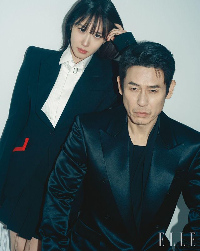 박은빈이 입은 재킷과 셔츠, 스커트, 샌들은 모두 Alexander McQueen. 설경구가 입은 블랙 셔츠와 블랙 수트는 모두 Heon Kim.