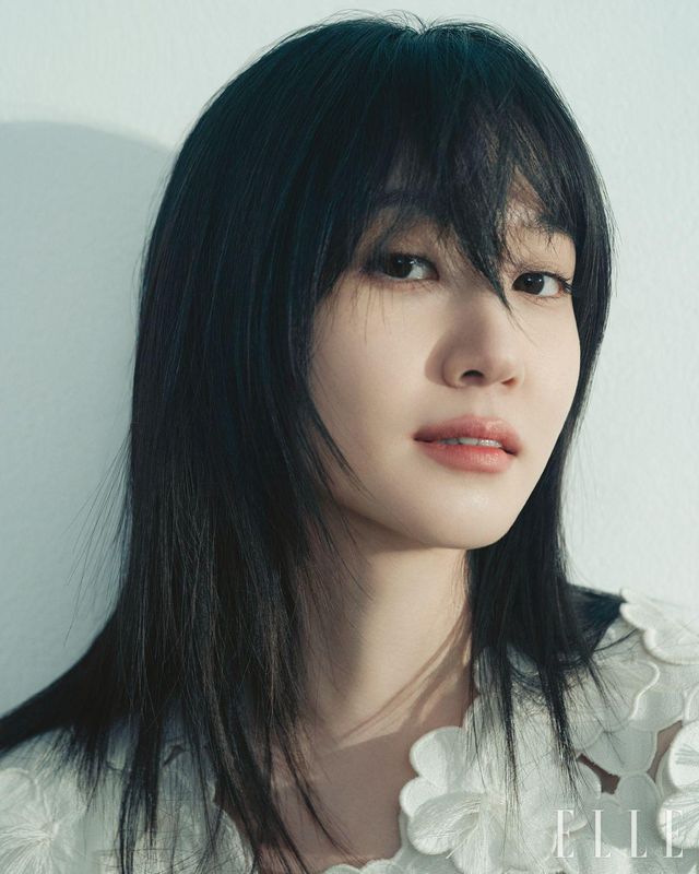 플라워 엠브로이더리 드레스는 Bottega Veneta. 