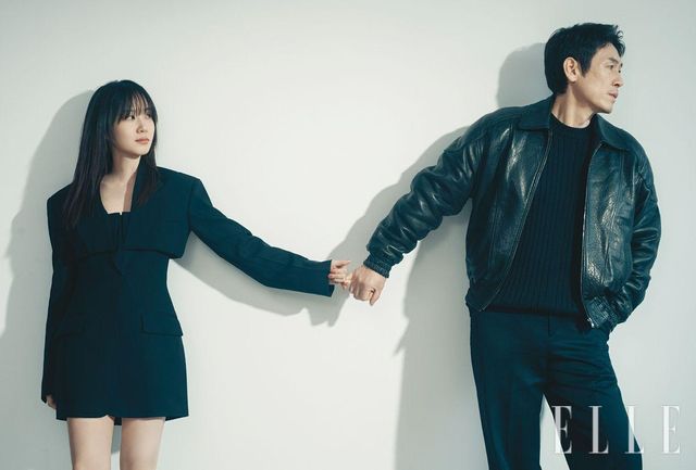 은빈이 입은 블랙 블레이저 드레스는 Alexanderwang. 설경구가 입은 이너 웨어 스웨터는 Juun. J. 블랙 레더 재킷과 팬츠는 모두 Heon Kim. 