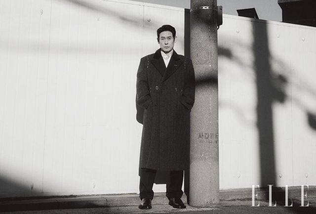 설경구가 입은 코트는 Maison Margiela. 셔츠는 Dolce & Gabbana. 로퍼는 Christian Louboutin. 