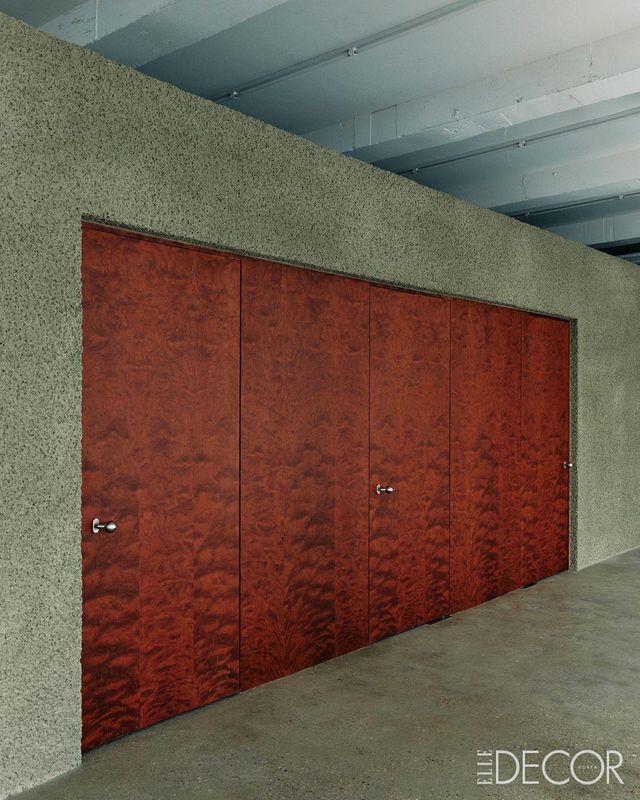 크리에이티브 콜렉티브 CLT의 사진 스튜디오. 촬영에 필요한 기능을 갖춘 박스형 구조물을 내부 공간에 삽입해 독립적인 영역을 만들었다. 독립된 박스는 기존 공간과 명확히 구분되면서 기능적으로 연결된다. 