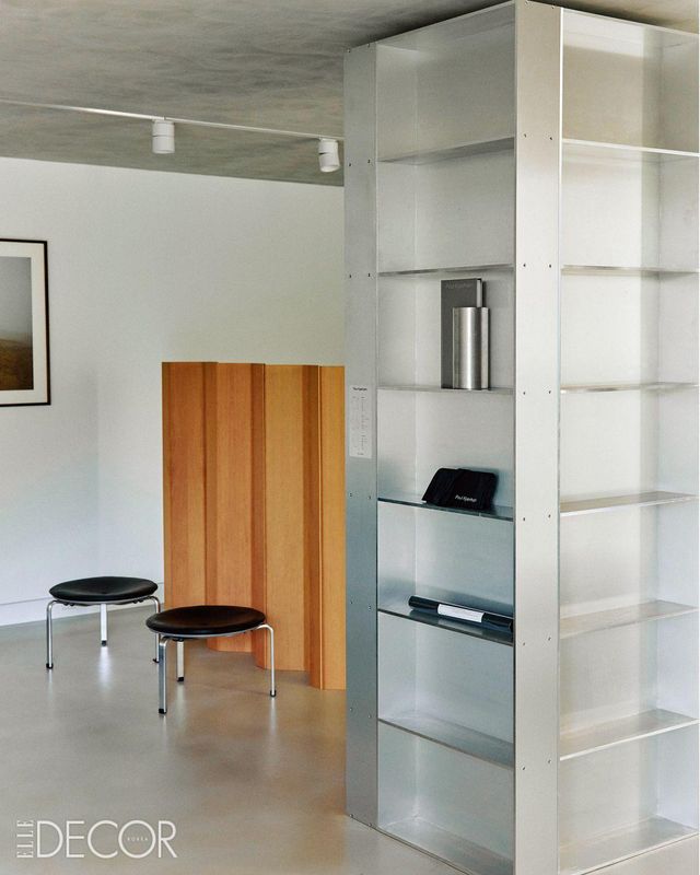 지난해 여름 프리츠한센 주최로 열린 〈Poul Kjærholm〉 전시. 폴 케홀름의 디자인 언어와 태도를 반영해 그의 가구와 전시공간이 서로 닮아 있도록 조율했다. 