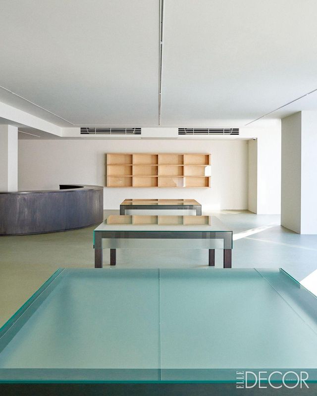 불필요하다고 판단되는 요소들을 섬세하게 제거해 브랜드가 선명하게 보이는 순수한 공간으로 구성한 논픽션 신사와 논픽션 한남. 