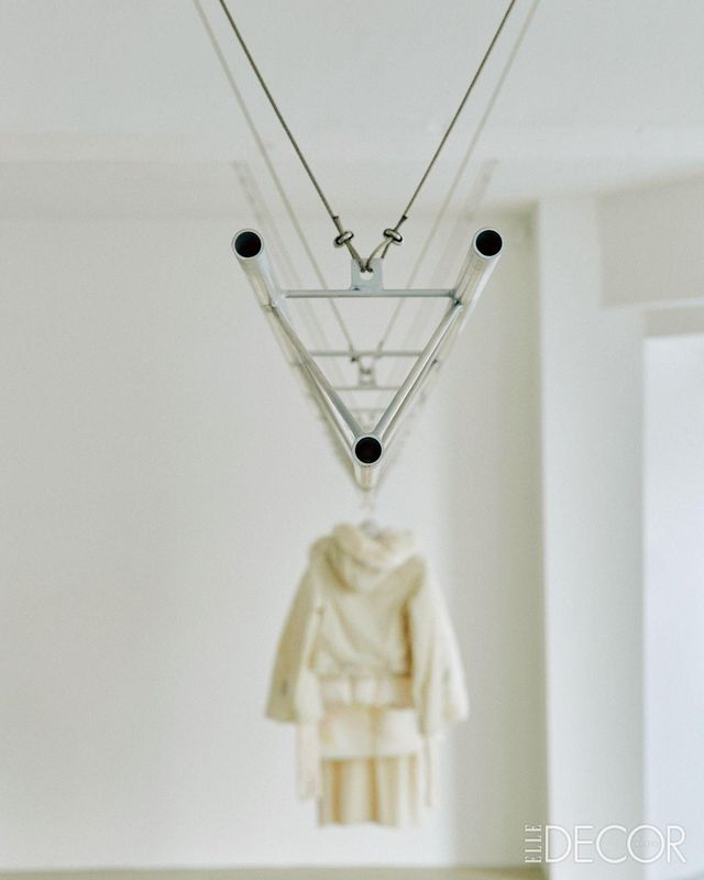 무대나 전시 부스에 사용되는 기성 트러스 구조물을 공간 중심에 행거로 배치해 브랜드의 실험적 태도와 독창적 시선을 제시한 혜인서 플래그십 스토어. 