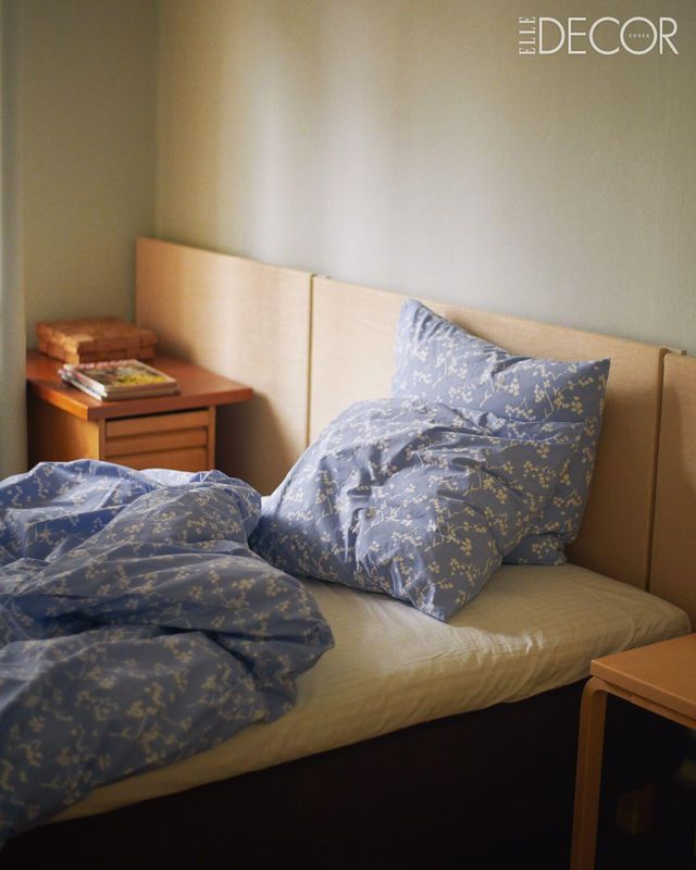 아르텍과 손잡고 출시한 로맨틱한 플로럴 프린트의 베딩은 아이노 알토에게서 영감받은 것. 