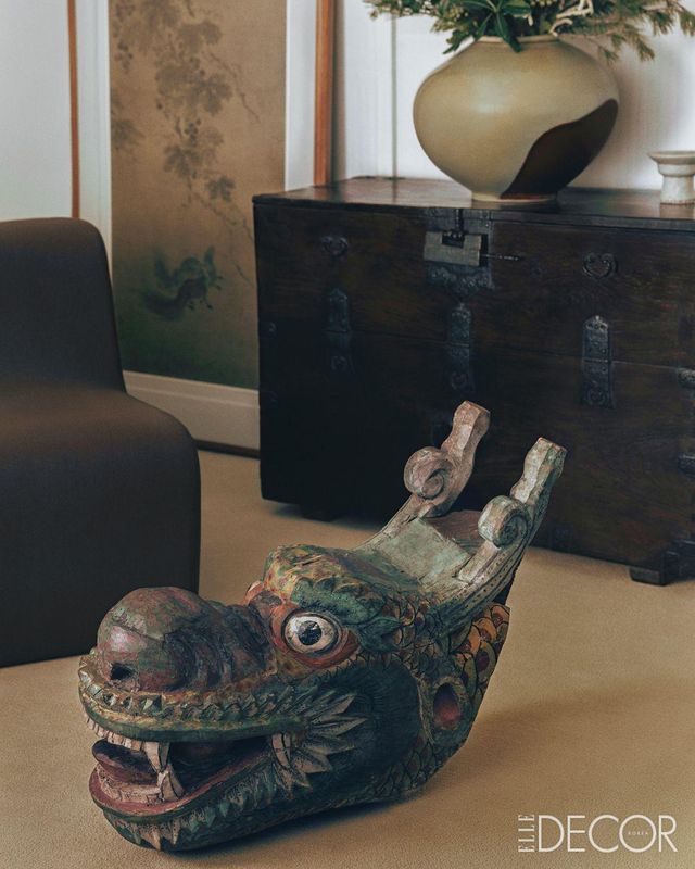 오랜 시간 절에서 시간을 보낸 용두와 진주 반닫이.