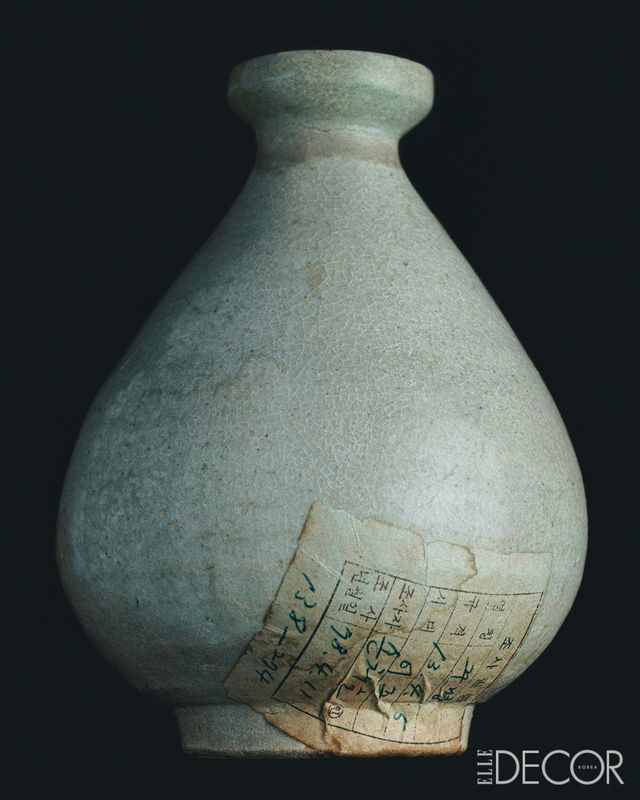 1978년 정부조사 필증 흔적이 스티커로 남아 있는 조선 주병.