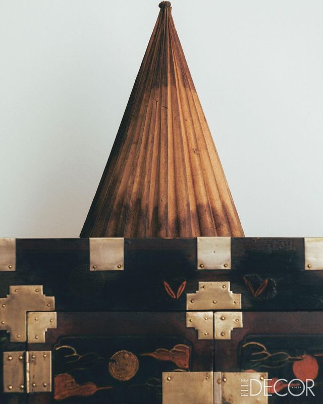 평양 이층농 위에 올려진, 기름 먹인 종이로 만든 모자 ‘갈모’. 