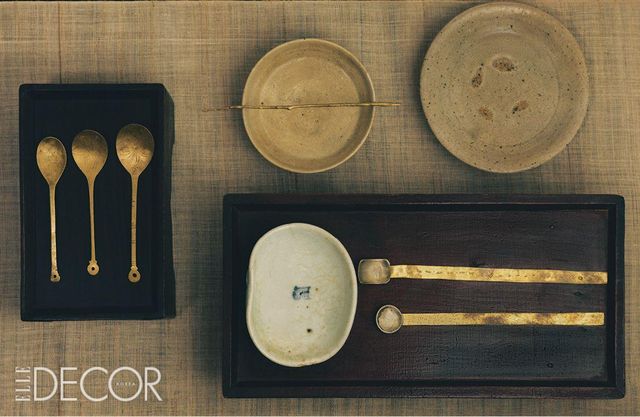 (왼쪽 위부터 시계 방향으로) 제사에 쓰는 떡을 담아 올리는 그릇인 편대와 그 위의 약수저들, 15세기 조선 초기 연질 백자 접시, 조선 초기 경상남도 백자 접시, 큰 편대 위에 올려진 19세기 경기도 광주 분원의 청화 백자. 