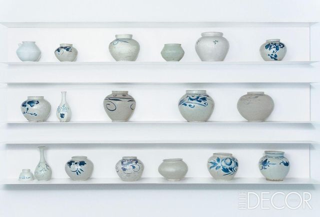 다른 백자와 달리 왕실에서만 사용한 조선시대 청화 백자 항아리.