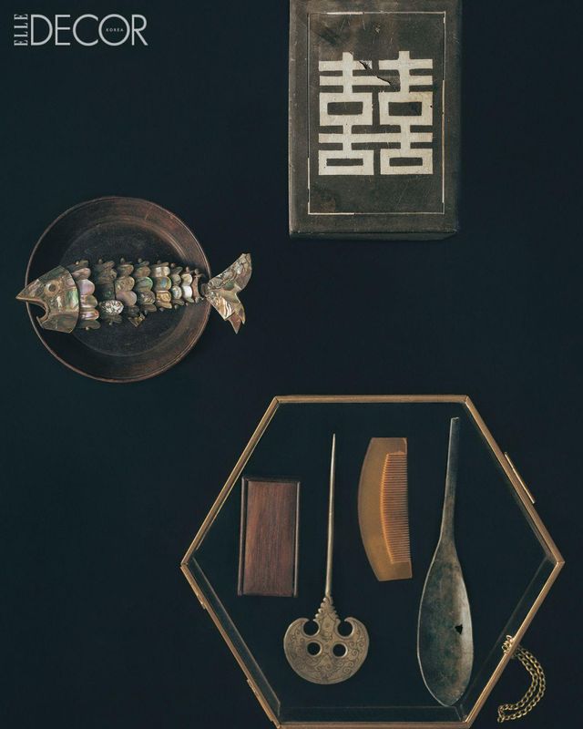 담뱃잎을 담아두는 돌 소재의 합으로 기쁠 ‘희(熹)’가 두 개 붙은 쌍희 문양의 석합, 잘린 고려 숟가락, 조선시대 대모 빗과 머리 장식.