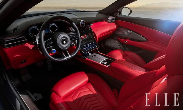 새빨간 타공 가죽 시트가 돋보이는 실내. 클래식한 감성과 디지털의 혁신이 하나로 모인 디자인. 