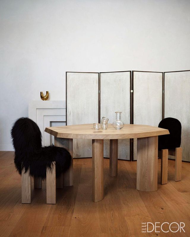 잎사귀 형태의 다리와 상판이 완벽한 균형을 이루는 ‘길버트 에지 다이닝 테이블(Gilbert Edge Dining Table)’. 