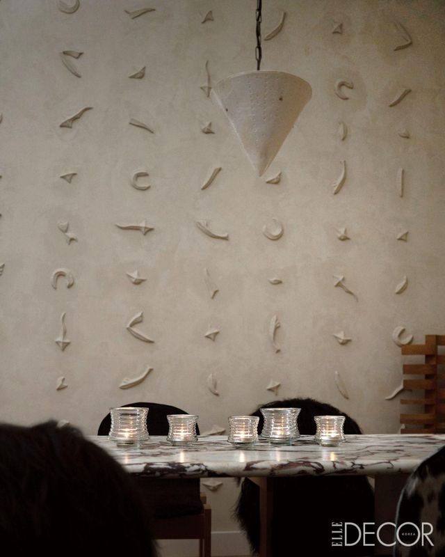 표면에 독특한 패턴을 새긴 ‘옥토버 실링 램프(October Ceiling Lamp)’, 그 아래에는 교토의 사가노 대나무 숲에서 영감받은 캔들 홀더 ‘교토(Kyoto)’. 