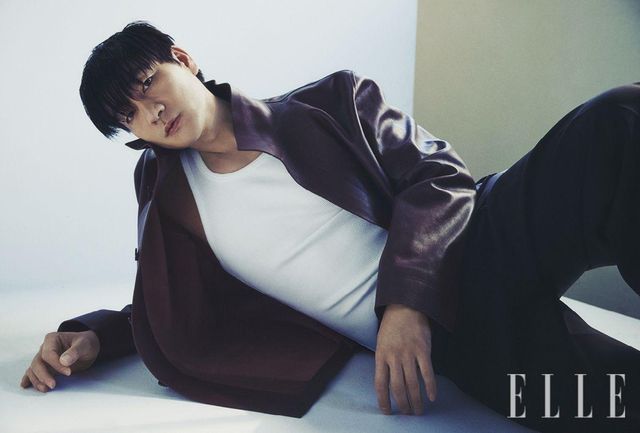 재킷과 팬츠는 모두 Zegna. 슬리브는 Givenchy. 