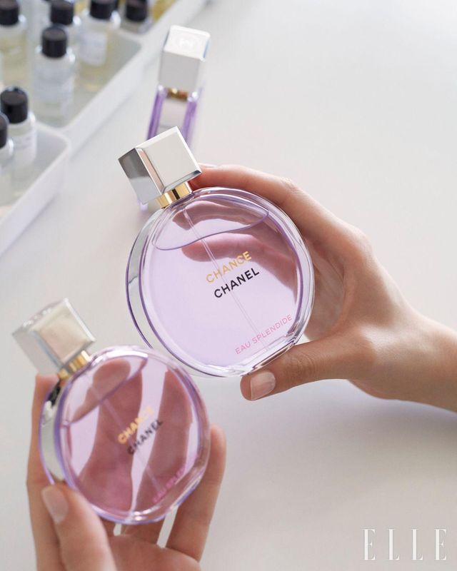 상큼한 과일과 장미, 바이올렛 향을 품은 라즈베리 어코드 위로 로즈 제라늄이 피워내는 풍성한 플로럴 향을 더하고, 은은한 머스크와 우디 향이 그 모든 것을 감싸며 신비로운 잔향을 남긴다. 바이올렛 컬러의 보틀이 신비로운 아우라를 더하는 샹스 오 스플렌디드 오 드 빠르펭, 50ml 20만6천원, 100ml 28만4천원, Chanel.