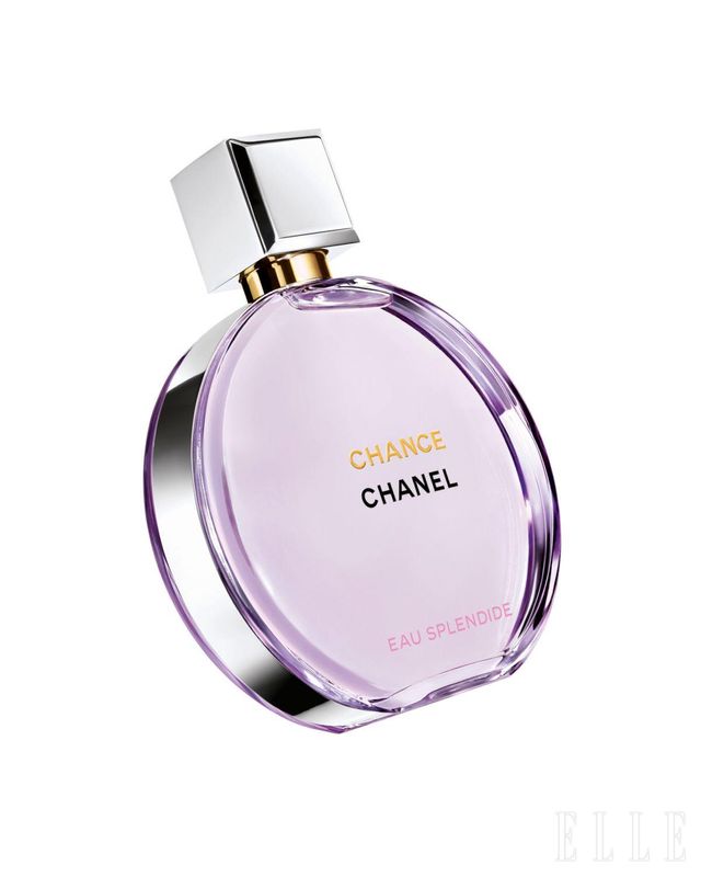 상큼한 과일과 장미, 바이올렛 향을 품은 라즈베리 어코드 위로 로즈 제라늄이 피워내는 풍성한 플로럴 향을 더하고, 은은한 머스크와 우디 향이 그 모든 것을 감싸며 신비로운 잔향을 남긴다. 바이올렛 컬러의 보틀이 신비로운 아우라를 더하는 샹스 오 스플렌디드 오 드 빠르펭, 50ml 20만6천원, 100ml 28만4천원, Chanel.