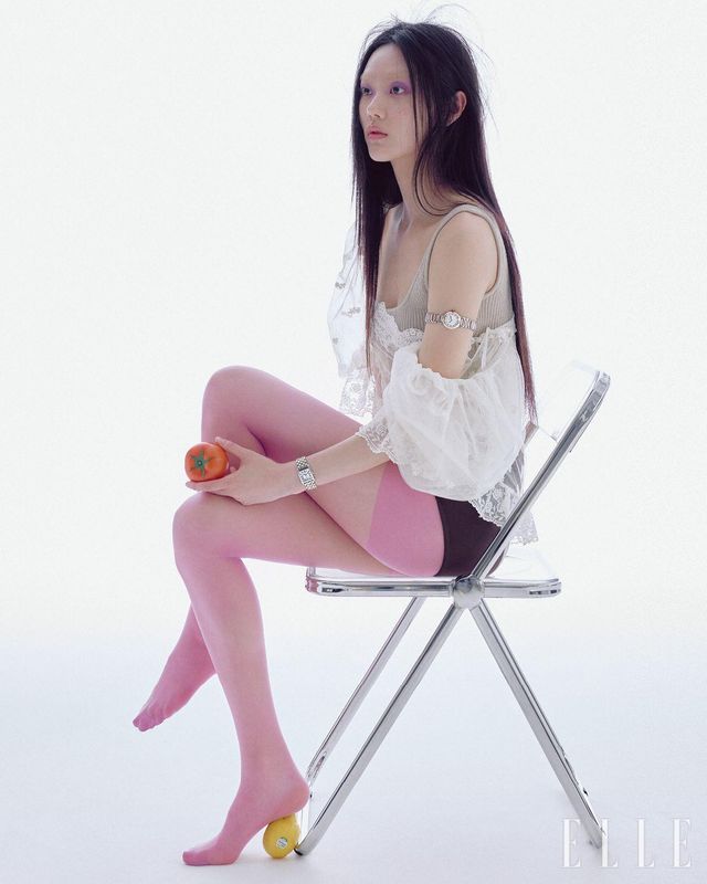 니트 톱은 가격 미정, Michael Michael Kors. 레이스 보디수트는 가격 미정, Chloé. 니트 쇼츠는 가격 미정, Fendi. 스타킹은 에디터 소장품. 