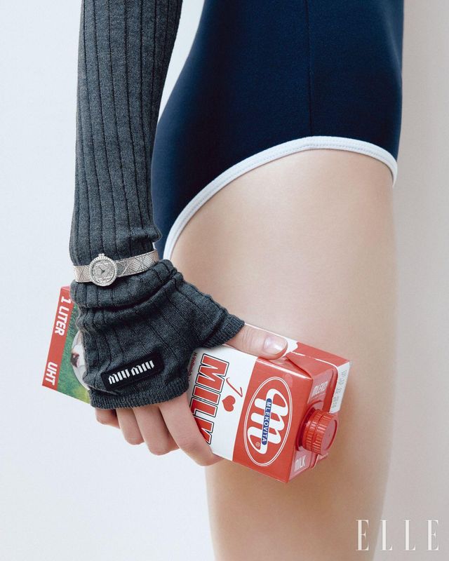 네이비 보디수트와 니트 글러브는 가격 미정, 모두 Miu Miu. 