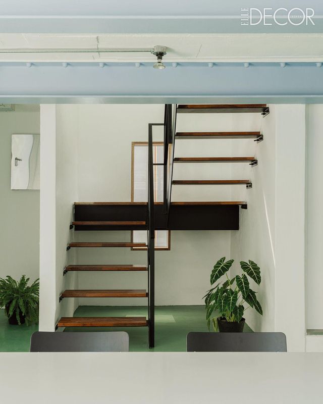 쿼츠 세컨샵. 파스텔 톤의 배경과 대비되는 진한 계단 라인이 포인트가 돼 균형 잡힌 공간미를 보여준다. 