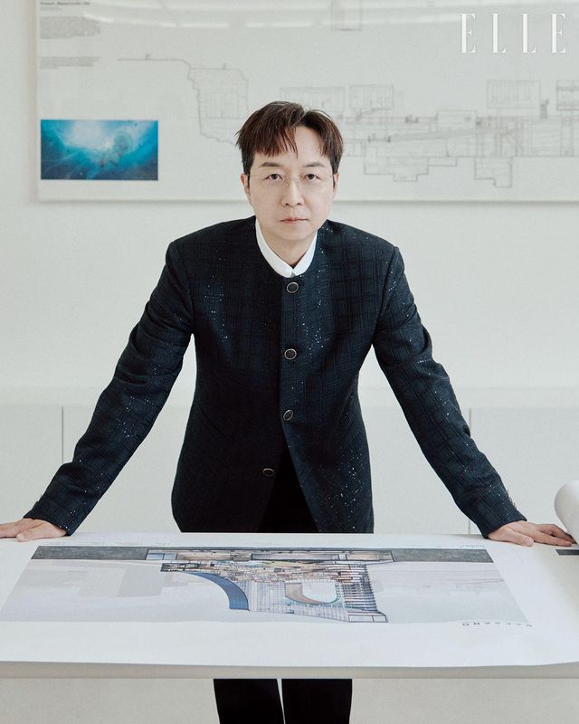 시퀸을 장식한 칼라리스 트위드 재킷과 롱 슬리브 셔츠, 플레어 핏 테일러드 팬츠는 모두 Louis Vuitton.