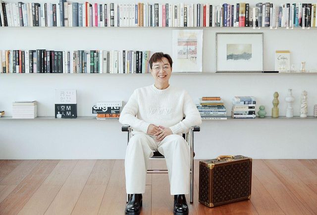 진주가 달린 자수 로고가 포인트인 실크 풀오버와 와이드 핏의 실크 팬츠, 디플로마 리슐리외 로퍼, 모노그램 장식의 비스텐 40 트렁크는 모두 Louis Vuitton.