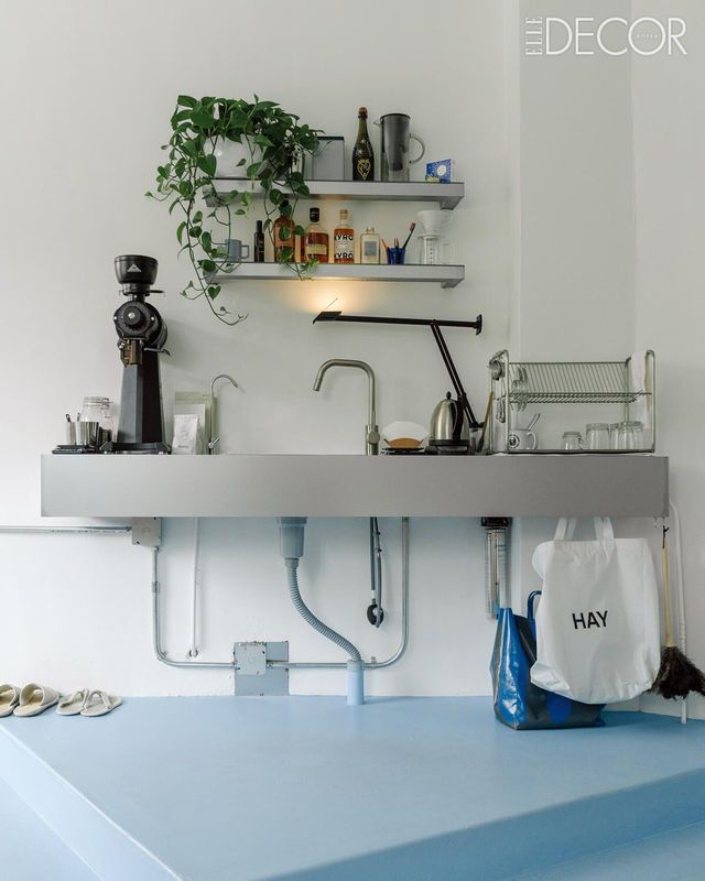 싱크 아래 파스텔 톤 블루를 칠한 시몬조 스튜디오 한쪽. 