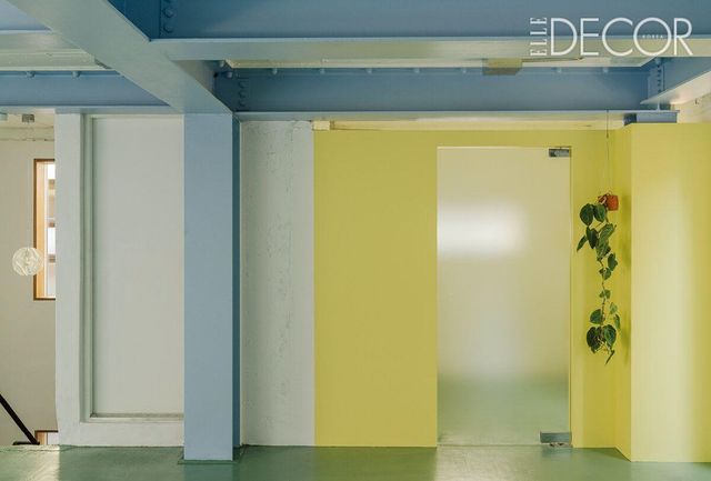 삼각지 카페 ‘쿼츠 세컨샵’. 주택을 카페로 레너베이션하며 생긴 골조를 페인트로 칠해 구조 자체를 디자인 요소로 살렸다. 레몬 컬러의 반투명 유리 벽을 세워 별실을 구분하고, 전체적으로 푸른빛이 도는 공간에 적절한 온도를 더했다.