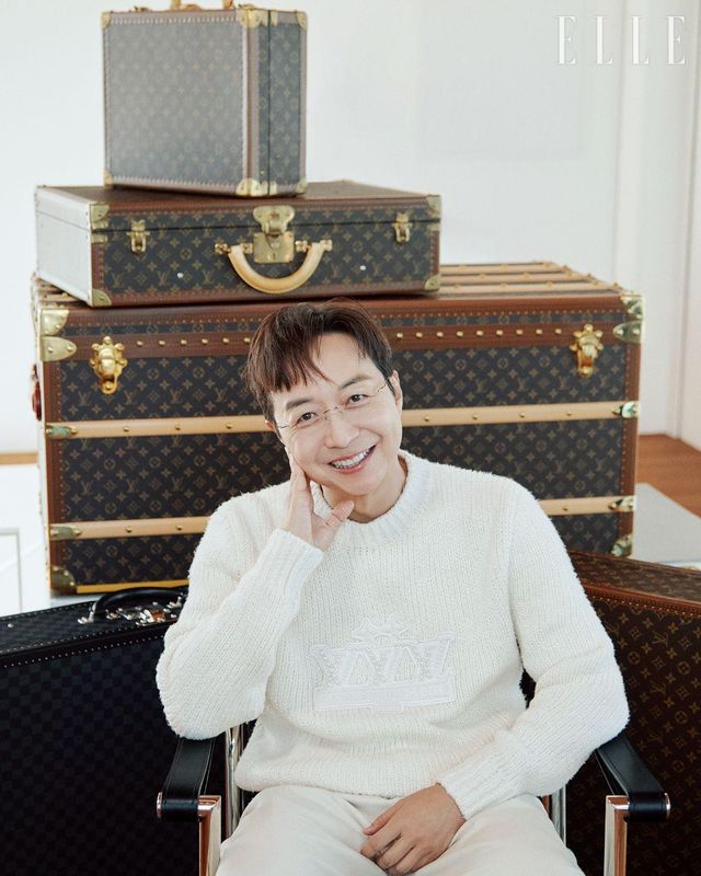 진주가 달린 자수 로고가 포인트인 실크 풀오버와 와이드 핏의 실크 팬츠, 모노그램 장식의 비스텐 40 트렁크, 비스텐 60 트렁크, 가죽 핸들이 달린 말 쿠리에 110 트렁크, 다미에 장식의 비스텐 80 트렁크, 모노그램 알저 수트 케이스는 모두 Louis Vuitton.