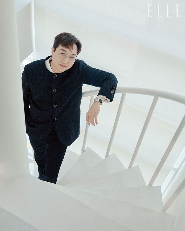 시퀸을 장식한 칼라리스 트위드 재킷과 롱 슬리브 셔츠, 플레어 핏 테일러드 팬츠, 플래티넘 케이스에 메테오라이트 다이얼을 장착한 에스칼 워치는 모두 Louis Vuitton.