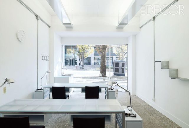 기존 네일 숍 공간이 가진 언어를 탈피하기 위해 오피스와 갤러리 중간쯤의 공간으로 완성했다.