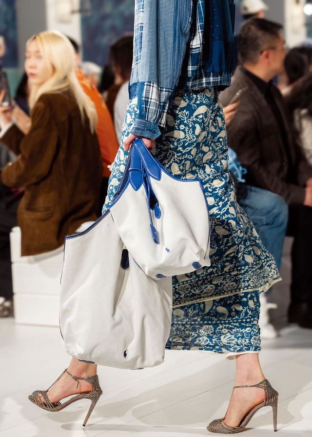 랄프 로렌의 더 랄프 백과 2025 폴로 플레이 백. 