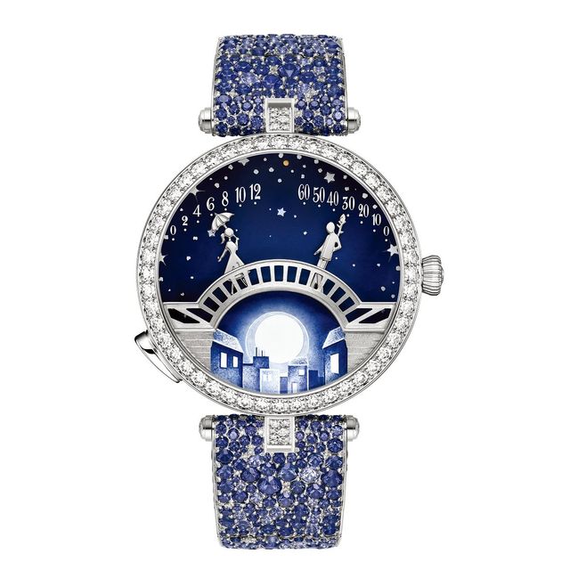 몽환적인 스테인드글라스로 꾸민 반클리프 아펠의 부스. 