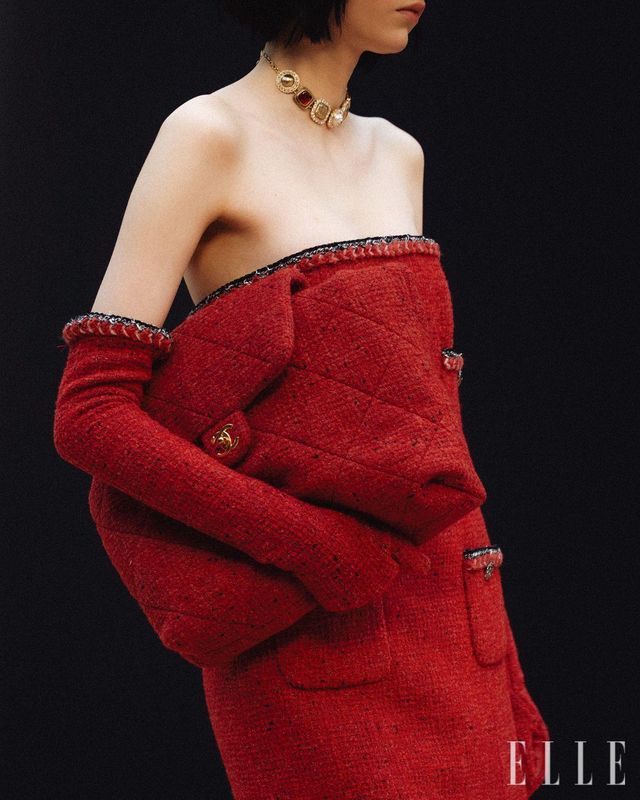 기발한 비율의 착시 효과와 풍부한 레이어드로 환상적인 느낌을 연출한 샤넬의 2025~2026 F/W 레디 투 웨어 컬렉션.