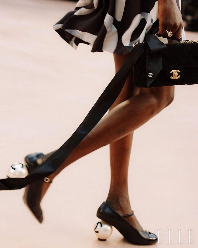 하우스 고유의 코드들을 흥미롭게 변형하고 버무려 완성한 백과 슈즈.