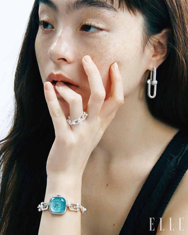 슬리브리스 드레스는 가격 미정, Maison Margiela.