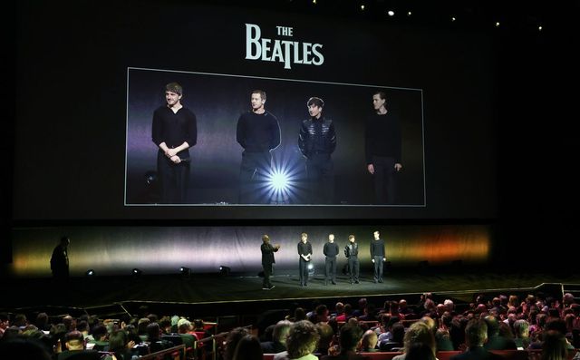 현지시간 3월 31일 밤, 라스베이거스에서 열린 시네마콘에서 샘 멘데스 감독이 비틀즈 영화의 캐스팅을 공개했습니다.