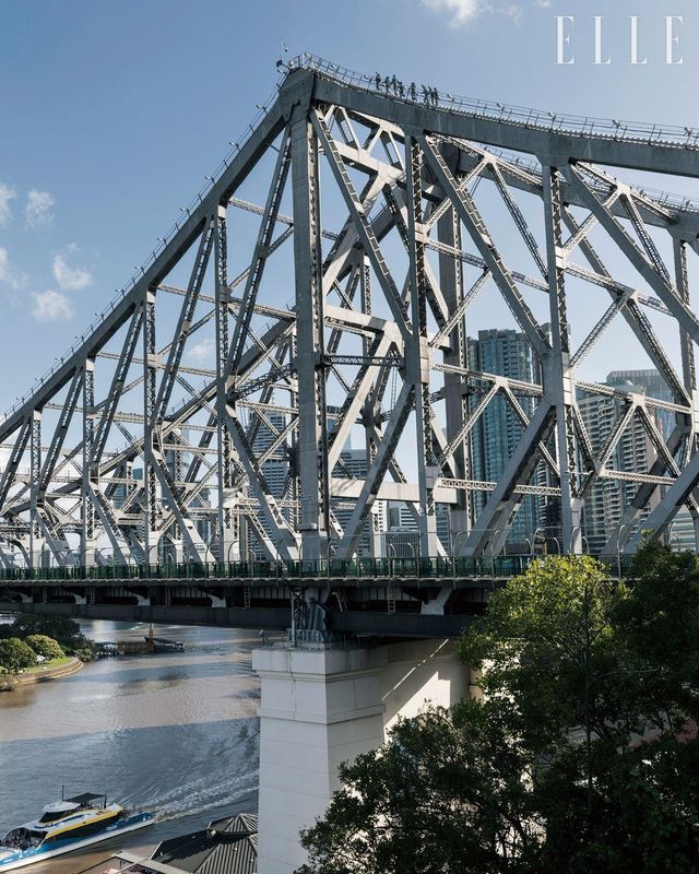 체인에 몸을 의지한 채 교각 위를 걷는 짜릿한 ‘스토리 브리지 어드벤처 클라임’. 